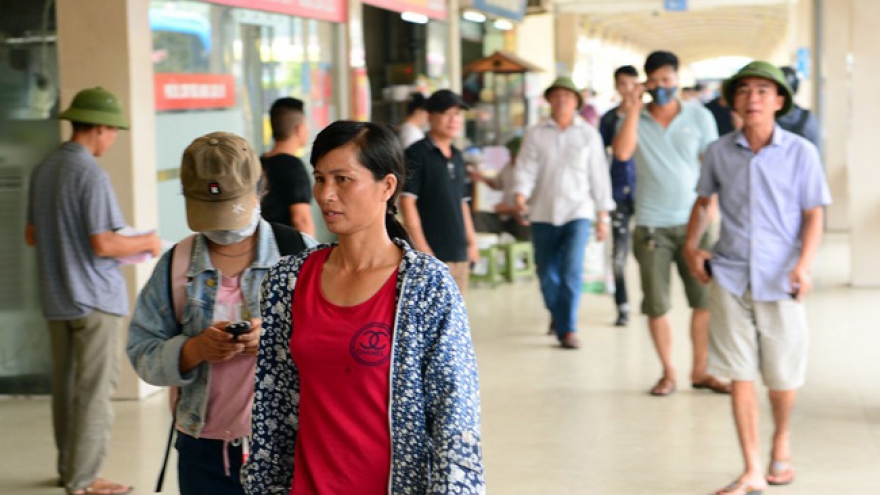 Hanoi residents ignore COVID-19 warnings on public transport